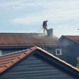 Vasking av tak med høytrykkspyler